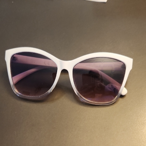 Jessica Simpson Sunglasses - Picture 2 of 5